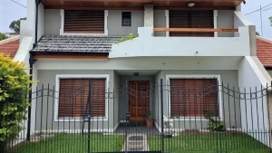 Casa en Martínez – Clásica con jardín